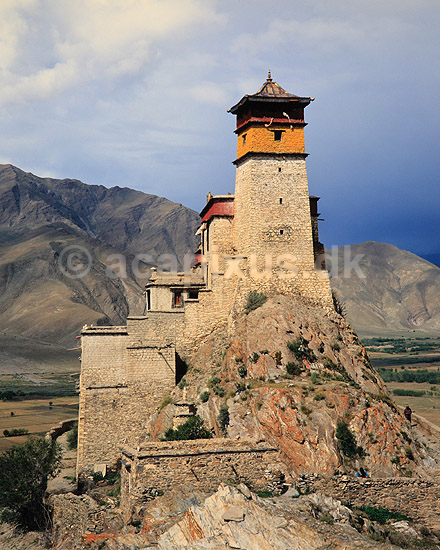 Yumbulagang. Yumbulagang - Gammel borg, nu anvendt som munke-kloster ( Scan af KOL4357 ); ; Tsetang; Tibet ( Kina ); Asien; ; Yumbu Lhakhang, Zetang