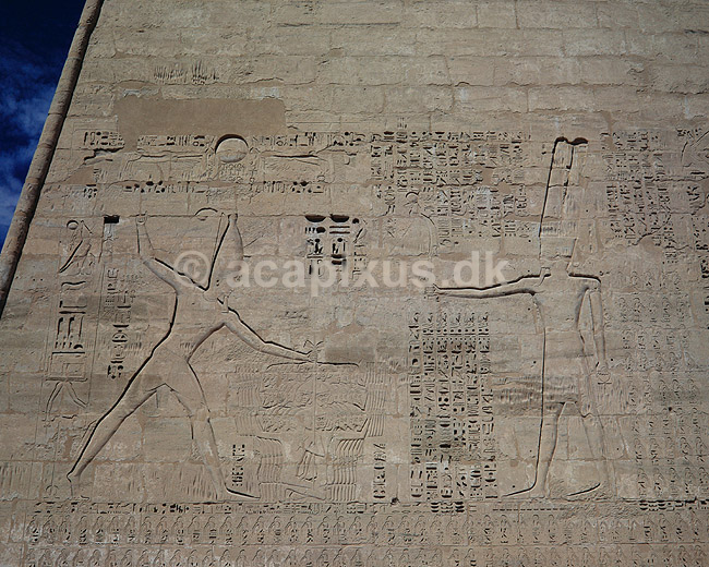 Ramses III's Tempel. Medinat Habu (Ramses III's Tempel) Rhamses med slagne libiere p� F�rste Pylon ( Scan af KOL7710 ); ; Luxor; Egypten; Afrika; ; 