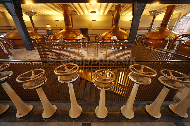 Bryghuset. Brygkedler i Ny Carlsberg Bryghus; ; Valby; Danmark; ; ; malt, maltbyg, urt, humle, �l, m�skning, m�skekeddel, urtkeddel, brygger, brygning, �lbrygning, Carl Jacobsen