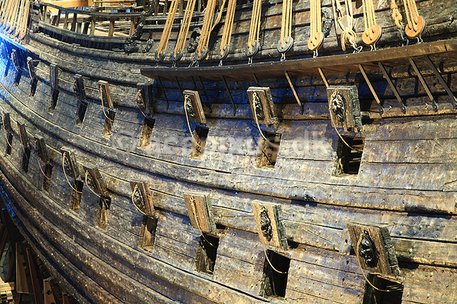 HMS Wasa. Vasa skibet ( ogs� kaldet Wasa, Wasan og Wasen ) p� Wasamuseet; ; Stockholm; Sverige; ; ; Orlogsskib, orlogsskibe, jomfrurejse, k�ntring, k�ntret, forlis, forlist, skib, skibe, krigsskib, krigsskibe, Vasamuseet, Regalskeppet, Regalskep, Gustav 2. Adolf , kanon, kanoner, master, tov�rk, sejlskib, sejlskibe
