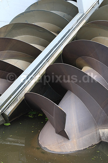 Archimedesskruer. Moderne archimedes skruer til afvanding ved Kinderdijk; ; Kinderdijk / Nieuw-Lekkerland / Rotterdam; Holland; ; ; archimedes skrue, arkimedes skrue, afvanding, diger, oversv�mning, landvinding