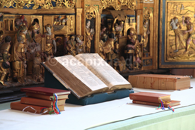 Roskilde Domkirke. Biblen p� alteret foran altertavlen i Kannikekoret i Roskilde Domkirke.; ; Roskilde Domkirke / Roskilde; Danmark; ; ; turistsev�rdigheder, religion, kristendom, kirker, kirke, domkirker, UNESCO World Heritage, gravkapeller, gravkapel, konger, kongehuset