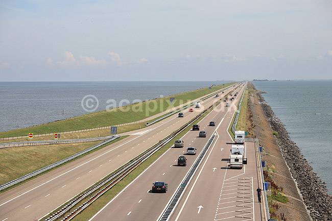 Afsluitdijk. Motorvejen over Afsluitdijk - diget der adskillende IJsselmeer fra Waddenzee i Holland; ; Afsluitdijk; Holland; ; ; Diger, d�mninger, d�mning, landvinding, afvanding