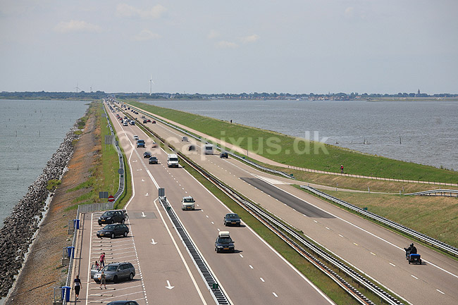 Afsluitdijk. Motorvejen over Afsluitdijk - diget der adskillende IJsselmeer fra Waddenzee i Holland; ; Afsluitdijk; Holland; ; ; Diger, d�mninger, d�mning, landvinding, afvanding