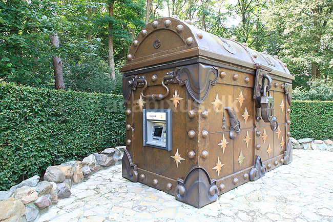 Efteling. En pengeautomat udsmykket som skattekiste i den hollandske forlystelsespark Efteling; ; Efteling / Kaatsheuvel; Holland; ; ; The Netherlands, forlystelsesparker