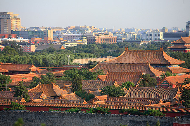 Den Forbudte By. Den Forbudte By med Beijing i baggrunden set fra Jingshan Park.; ; Den Forbudte By / Beijing; Kina; ; ; Palace Museum, The Forbidden City, Det kejserlige palads, UNESCO Verdens Kulturarv, UNESCO World Heritage