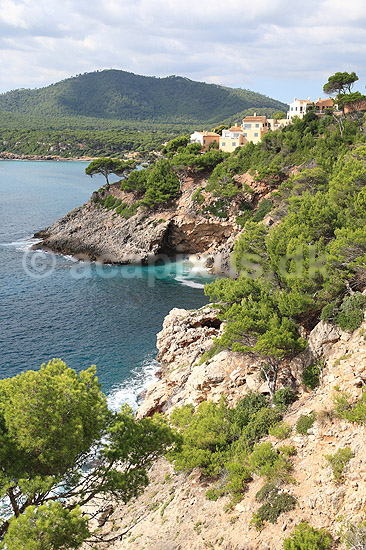 Mallorca. Klippekyst ved Art� Caves med byen Canyamel i baggrunden; ; Art� Caves / Mallorca; Spanien; ; ; landskaber, Middelhav, Middelhavet