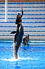 Delfinshow. Delfiner viser kunster ved Marineland i Palma, Mallorca. Tr�neren l�ftes ud af vandet Delphinus delphis Palma / Mallorca Spanien   Dolphinarium, delfinarium, delfin, delfiner, dyreopvisning, opvisning med dyr, turister, turisme, dompt�r, Hvaler, Cetacea