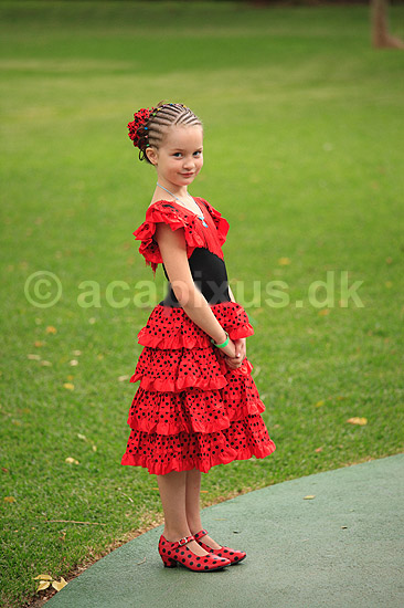 Donna. Syv�rig pige har f�et sat h�ret i afro-fletninger og har f�et spansk flamenco kjole og sko under ferie p� Mallorca. Model release OK.; ; Cales de Mallorca / Mallorca; Spanien; ; ; Pigedr�mme, ferieminder, t�j, frisure, ferie, ferier, sommerferie, b�rn, b�rnedr�mme