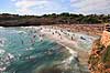 Strandliv. Ferieg�ster p� stranden ved Cales de Mallorca  Cales de Mallorca / Mallorca Spanien   Badeferie, strande, sandstrand, Middelhavet, b�lger, badebolde, sommerferie, charterferie
