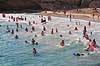 Strandliv. Ferieg�ster p� stranden ved Cales de Mallorca  Cales de Mallorca / Mallorca Spanien   Badeferie, strande, sandstrand, Middelhavet, b�lger, badebolde, sommerferie, charterferie