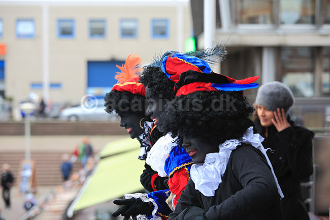 Zwarte Piet. B�rn kl�dt ud som Zwarte Piet (Sorte Peter) venter p� Sinterklaas (Saint Nicholas) skal ankomme p� Sinterklaas-avond - 5te december; ; Den Haag; Holland; ; ; Jul, juletradition, juetraditioner, julemanden, julemand