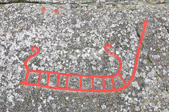 Helleristninger. Helleristning af vikingeskib ved Madsebakke p� Bornholm. Madsebakke helleristningsfelt er Danmarks st�rste med fjorten skibsbilleder, fem hjulkors, fem fodfigurer og mange sk�ltegn; ; Madsebakke / Allinge / Bornholm; Danmark; ; ; Vikinger, vikingetiden, kommunikation, broncealder