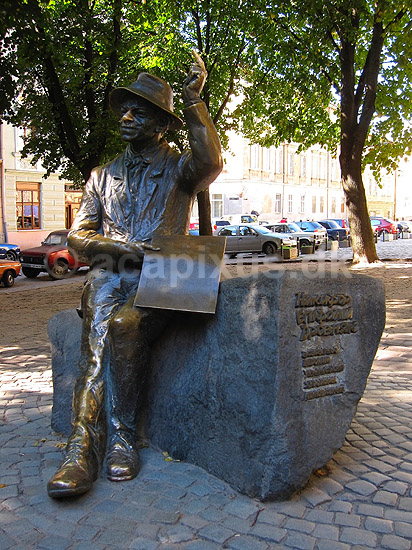 Nikifor statue. Bronce statue af Nikifor, ber�mt ukrainsk maler, i byen Lviv, der er regionshovedstad i Lviv Oblast (polsk: Lw�w, Lwow, tysk: Lemberg). V�rtsby til Euro 2012; ; Lviv; Ukraine; ; ; Leopolis, UNESCO's Verdensarvsliste, Unesco World Heritage, Europamesterskab 2012, Euro12