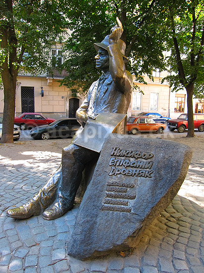 Nikifor statue. Bronce statue af Nikifor, ber�mt ukrainsk maler, i byen Lviv, der er regionshovedstad i Lviv Oblast (polsk: Lw�w, Lwow, tysk: Lemberg). V�rtsby til Euro 2012; ; Lviv; Ukraine; ; ; Leopolis, UNESCO's Verdensarvsliste, Unesco World Heritage, Europamesterskab 2012, Euro12