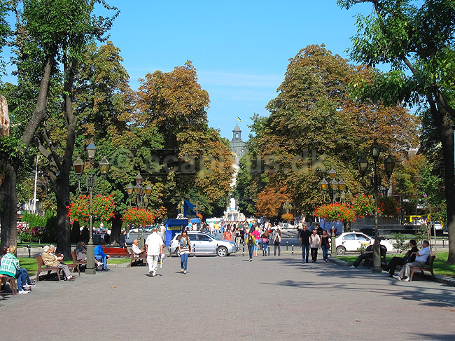 Lviv. Ukrainere promenerer i byen Lviv, der er regionshovedstad i Lviv Oblast (polsk: Lw�w, Lwow, tysk: Lemberg). V�rtsby til Euro 2012; ; Lviv; Ukraine; ; ; Leopolis, UNESCO's Verdensarvsliste, Unesco World Heritage, Europamesterskab 2012, Euro12