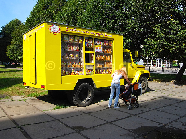 Br�dudsalg. Lastbil ombygget til br�dudsalg i byen Lviv, der er regionshovedstad i Lviv Oblast (polsk: Lw�w, Lwow, tysk: Lemberg). V�rtsby til Euro 2012; ; Lviv; Ukraine; ; ; Leopolis, UNESCO's Verdensarvsliste, Unesco World Heritage, Europamesterskab 2012, Euro12, br�d, bagerudsalg, bagerbr�d, indk�b