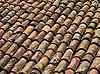 Teglstenstag. Hustag med gamle teglsten i bjerglandsbyen Barga i Toscana nord for Lucca.  Barga Italien   Toscany, tegl, hustage