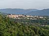 Barga. Bjerglandsby i Toscana nord for Lucca. Duomo di Barga p� toppen af landsbyen  Barga Italien   Landskab, Toscany