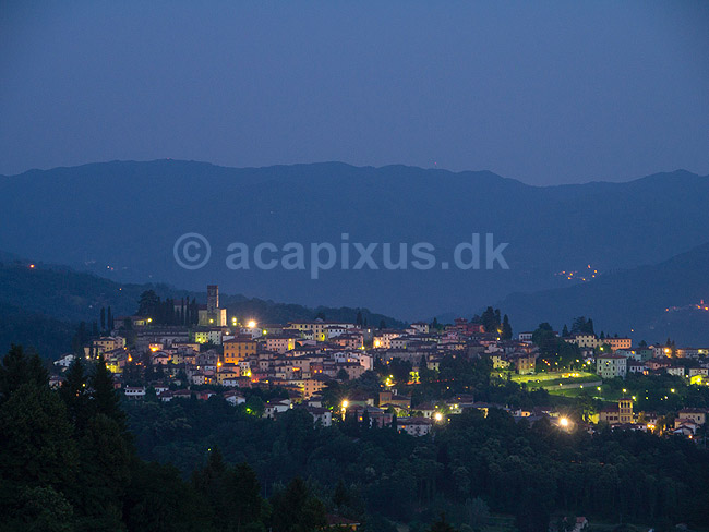 Barga. Bjerglandsby i aftenskumringen i Toscana nord for Lucca. Duomo di Barga p� toppen af landsbyen; ; Barga; Italien; ; ; Landskab, Toscany