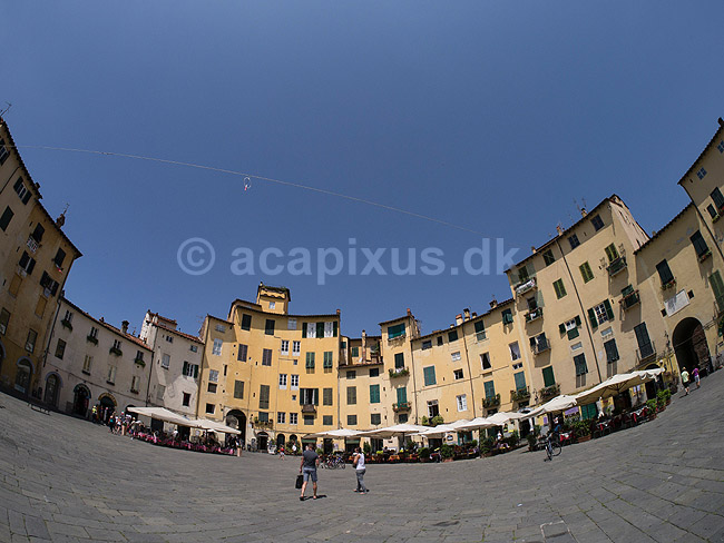 Piazza Anfiteatro. Plads bygget omkring tidligere romersk amfiteater - Anfiteatro Romano - i Lucca; ; Lucca; Italien; ; ; Toscana, Toscany, toscansk. Fortorvscaf�, turisme, sightseeing