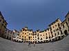 Piazza Anfiteatro. Plads bygget omkring tidligere romersk amfiteater - Anfiteatro Romano - i Lucca  Lucca Italien   Toscana, Toscany, toscansk. Fortorvscaf�, turisme, sightseeing