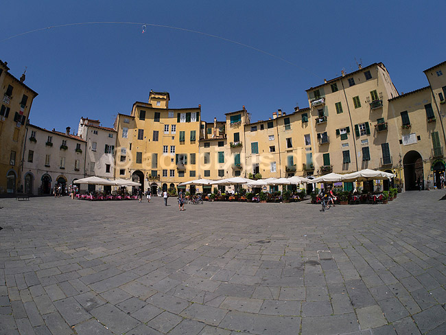Piazza Anfiteatro. Plads bygget omkring tidligere romersk amfiteater - Anfiteatro Romano - i Lucca; ; Lucca; Italien; ; ; Toscana, Toscany, toscansk. Fortorvscaf�, turisme, sightseeing