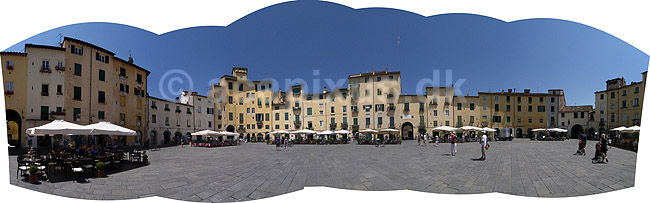 Piazza Anfiteatro. Plads bygget omkring tidligere romersk amfiteater - Anfiteatro Romano - i Lucca; ; Lucca; Italien; ; ; Toscana, Toscany, toscansk. Fortorvscaf�, turisme, sightseeing