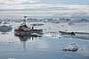 Fiskerb�d. En fiskerb�d sejler gennem isbjerge p� vej til  Ilulissat  Ilulissat Gr�nland   Jakobshavn, isbjerge, iceberg, icebergs, b�d, b�de