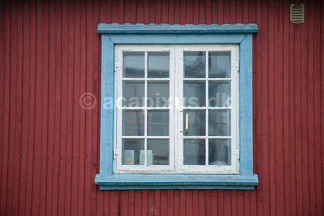 Vindue. Vinduesparti fra kunstmuseet i Ilulissat. Tidligere kolonibestyrerbolig; ; Ilulissat; Gr�nland; ; ; Jakobshavn, museer, kunst, kunstsamling, thermometer