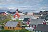 Nuuk. Huse i Nuuk med den gamle tr�kirke Frelsers Kirke (Annaassisitta Oqaluffia) i midten  Nuuk Gr�nland   Godth�b, hovedstad p� Gr�nland, kirker