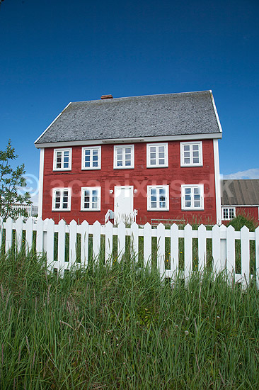 Nuuk. Pr�steboligen til den gamle tr�kirke Frelsers Kirke (Annaassisitta Oqaluffia) i Nuuk; ; Nuuk; Gr�nland; ; ; Godth�b, hovedstad p� Gr�nland, kirker