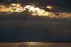 Gr�nland. Solen skinner igennem skyerne ned p� havoverfladen i Godth�bsfjorden - Kangersuneq  Nuuk Gr�nland   Godth�b, hovedstad p� Gr�nland
