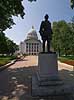 Madison Capitol. Statue af Hans Christian Heg foran Capitol bygningen i Madison p� Wisconsin State Capitol Square  Madison / Wisconsin USA   Administration, stater, parlament, parlamentsbygning, regering, lokalregering