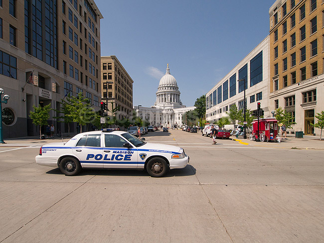 Madison Capitol. Politibil p� Martin Luther King Jr Boulevard. I baggrunden Capitol bygningen i Madison p� Wisconsin State Capitol Square; ; Madison / Wisconsin; USA; ; ; Administration, stater, parlament, parlamentsbygning, regering, lokalregering