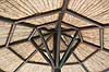 Parasol. Undersiden af sivparasol ved swimmingpool p� Lanzarote i De Kanariske �er  Lanzarote / Costa Teguise Spanien   Solbeskyttelse, skygge, ferie, rejser