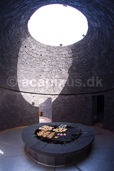 Lanzarote. Kyllinger steges over varmen fra varm lava i undergrunden i Timanfaya Nationalparken p� Lanzarote i De Kanariske �er; ; Parque Nacional de Timanfaya / Lanzarote; Spanien; ; ; Vulkaner, vulkanisme, vulkan, lava, turister, turisme, charterturister