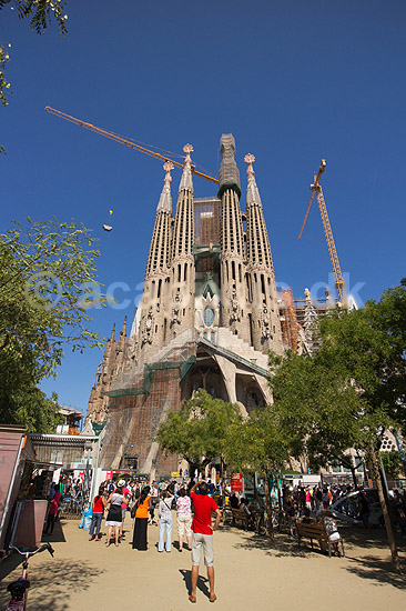La Sagrada Familia. Byggekraner over Gaudis uf�rdige kirke, Sagrada Familia, i Barcelona; ; Barcelona; Spanien; ; ; Temple Expiatori de la Sagrada Familia, Basilica and Expiatory Church of the Holy Family, Antoni Gaudi, UNESCO world heritage
