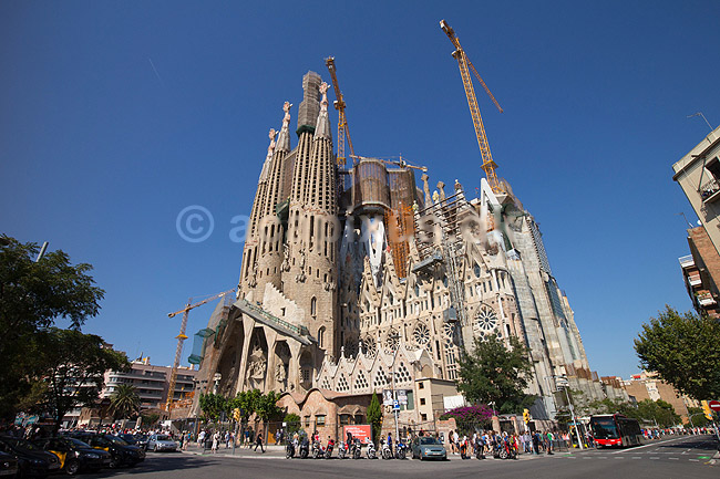 La Sagrada Familia. Byggekraner over Gaudis uf�rdige kirke, Sagrada Familia, i Barcelona; ; Barcelona; Spanien; ; ; Temple Expiatori de la Sagrada Familia, Basilica and Expiatory Church of the Holy Family, Antoni Gaudi, UNESCO world heritage
