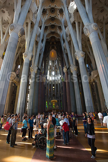 La Sagrada Familia. Turister i hovedskibet i Gaudis uf�rdige kirke, Sagrada Familia, i Barcelona; ; Barcelona; Spanien; ; ; Temple Expiatori de la Sagrada Familia, Basilica and Expiatory Church of the Holy Family, Antoni Gaudi, UNESCO world heritage