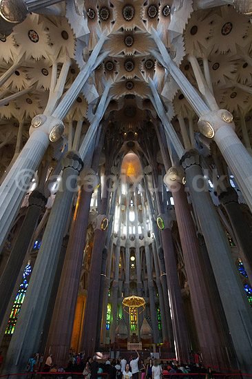 La Sagrada Familia. Alter og hovedskibet i Gaudis uf�rdige kirke, Sagrada Familia, i Barcelona; ; Barcelona; Spanien; ; ; Temple Expiatori de la Sagrada Familia, Basilica and Expiatory Church of the Holy Family, Antoni Gaudi, UNESCO world heritage