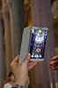 La Sagrada Familia. Turist fotograferer med Samsung smartphone i Gaudis uf�rdige kirke, Sagrada Familia, i Barcelona  Barcelona Spanien   Temple Expiatori de la Sagrada Familia, Basilica and Expiatory Church of the Holy Family, Antoni Gaudi, UNESCO world heritage