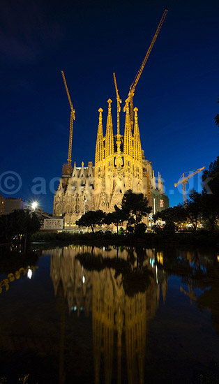 La Sagrada Familia. Byggekraner over Gaudis uf�rdige kirke, Sagrada Familia, i Barcelona; ; Barcelona; Spanien; ; ; Temple Expiatori de la Sagrada Familia, Basilica and Expiatory Church of the Holy Family, Antoni Gaudi, UNESCO world heritage