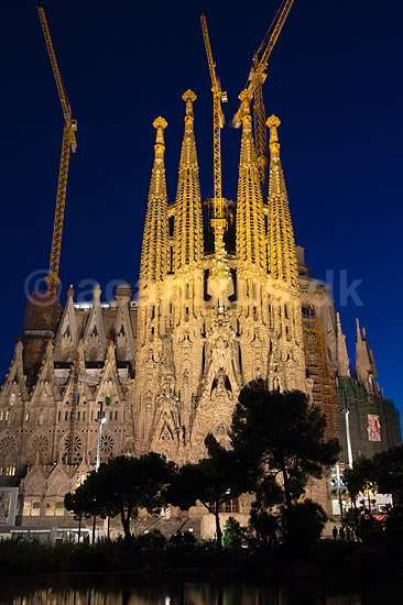 La Sagrada Familia. Byggekraner over Gaudis uf�rdige kirke, Sagrada Familia, i Barcelona; ; Barcelona; Spanien; ; ; Temple Expiatori de la Sagrada Familia, Basilica and Expiatory Church of the Holy Family, Antoni Gaudi, UNESCO world heritage