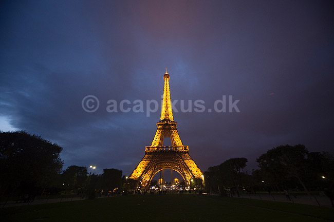 Eiffel T�rnet. Eiffel T�rnet i skumringen; ; Tour Eiffel / Paris; Frankrig; ; ; Sev�rdigheder, st�l, metal, t�rne