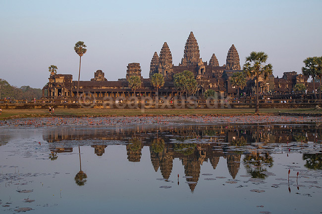 Angkor Wat. Angkor Wat templet ved solnedgang i Angkor Archeological Park, World Heritage Site, bygget i 12e �rhundrede af Suryavarman II; ; Angkor Archeological Park / Siem Reap; Cambodia; ; ; Angkor Wat, Templer, Khmer riget