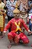 Khmer dansere. Turist fotograferet med Khmer danser look-a-likes i Angkor Wat templet i Angkor Archeological Park, World Heritage Site, bygget i 12e �rhundrede af Suryavarman II  Angkor Archeological Park / Siem Reap Cambodia   Angkor Wat, Templer, Khmer riget