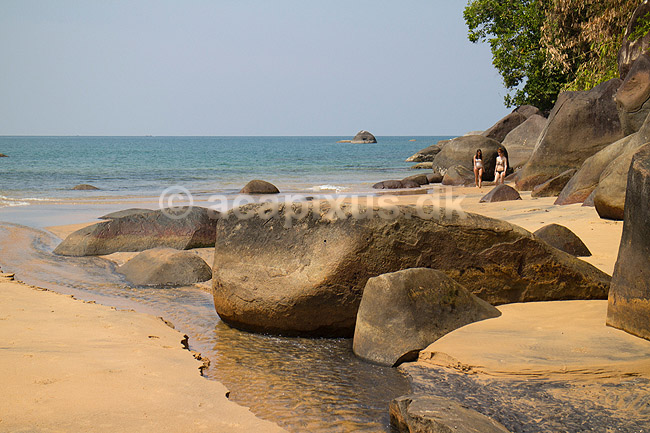 Tropestrand. Turister ved udl�b af lille flod p� stranden ved Khao Lak i Thailand; ; Khao Lak; Thailand; ; ; Ferie paradis, badeferie