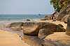 Tropestrand. Turister ved udl�b af lille flod p� stranden ved Khao Lak i Thailand  Khao Lak Thailand   Ferie paradis, badeferie