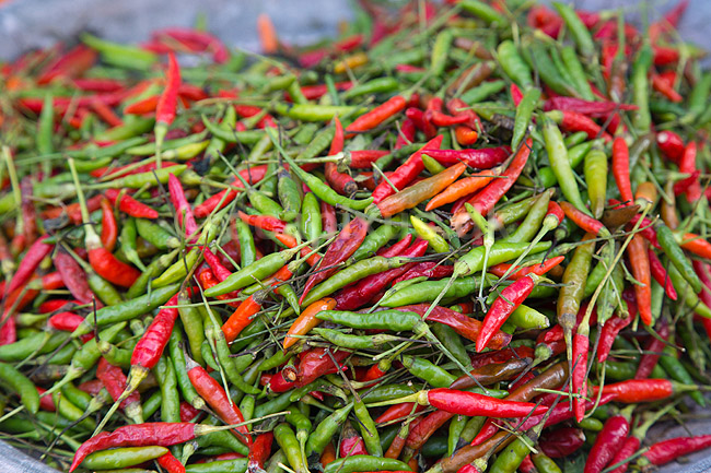Chili. Chili p� marked i Thailand; ; ; Thailand; ; ; Krydderi, krydderier, mad, gr�ntsager